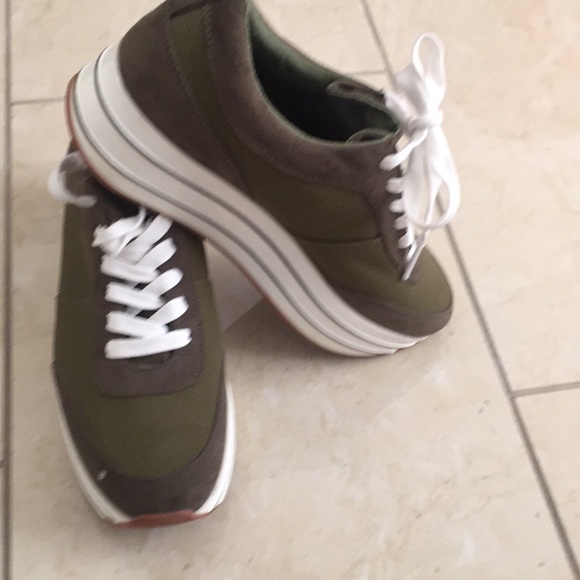 Shoes - Picture 2 of 6